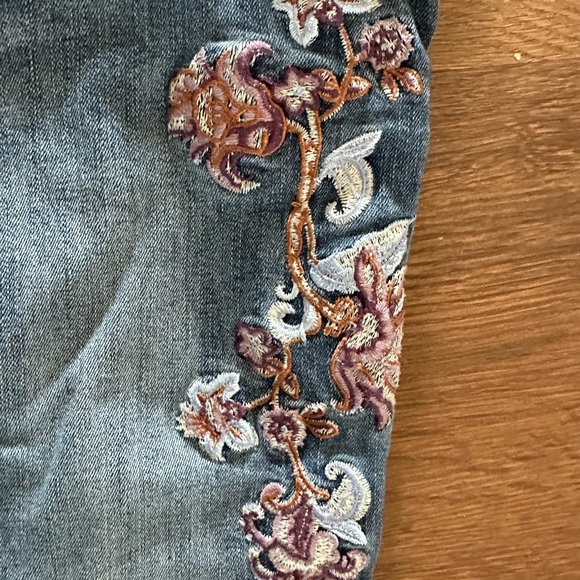 White House Black Market Floral Embellished Embroidered Blue Cropped Jeans Sz 6 - Picture 4 of 16